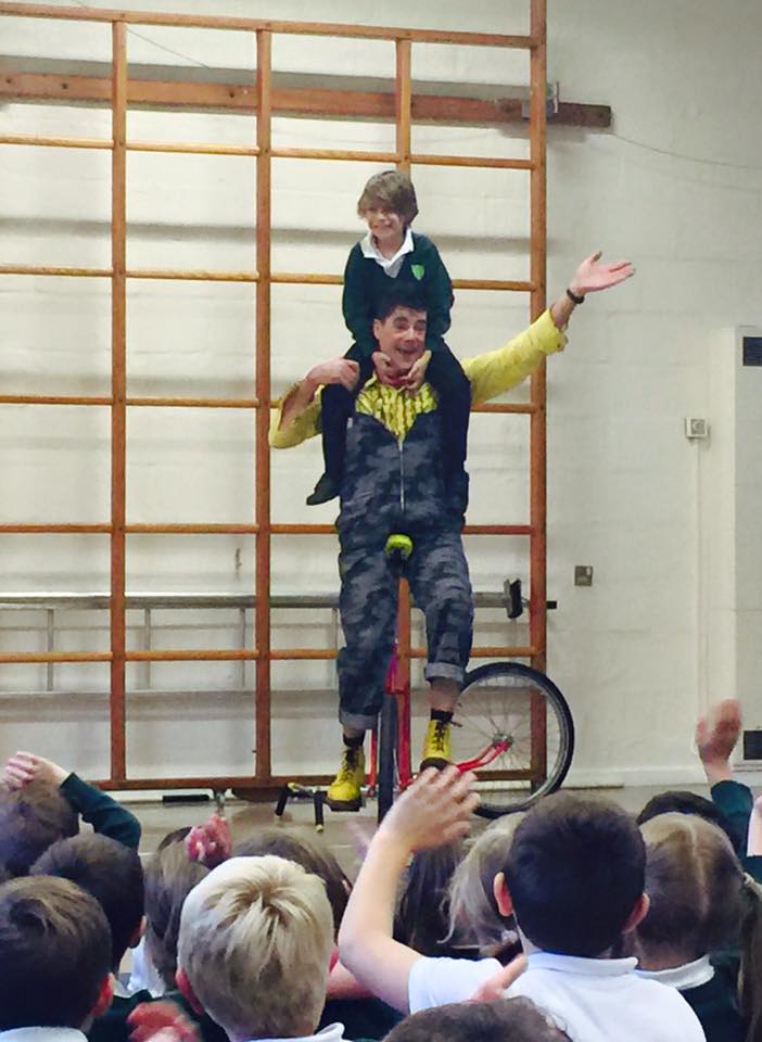 dingle-fingle-performing-for-kids-at-wingrave-school-10