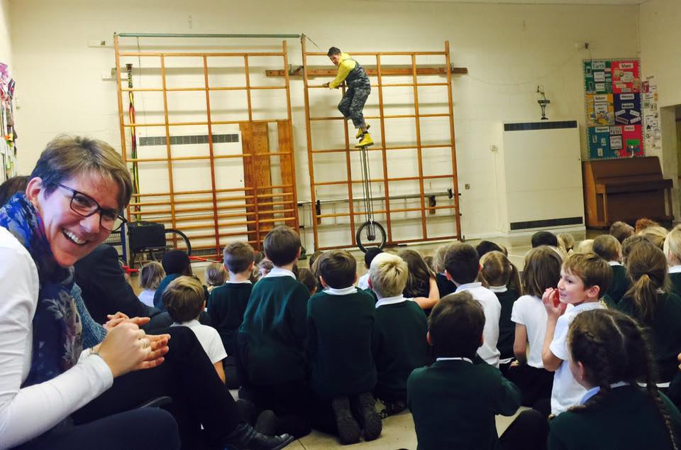 dingle-fingle-performing-for-kids-at-wingrave-school-12
