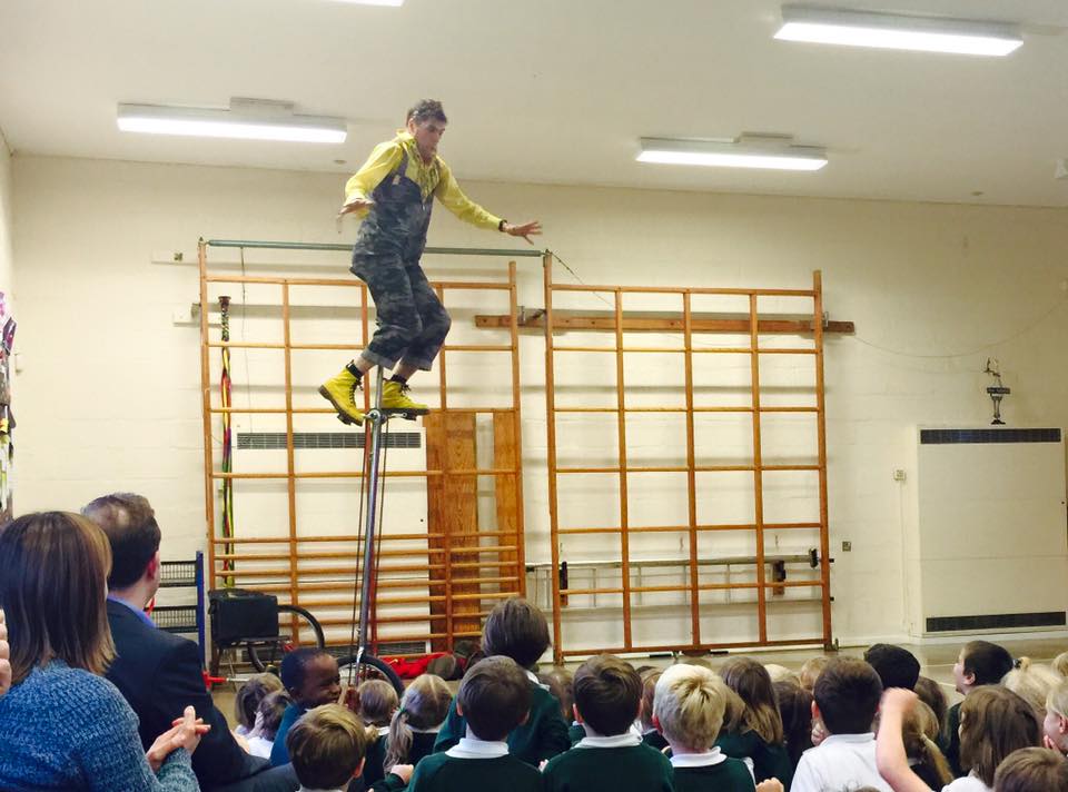 dingle-fingle-performing-for-kids-at-wingrave-school-13