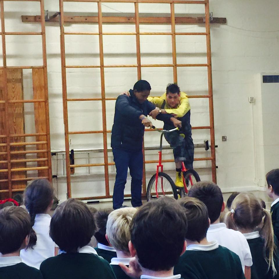 dingle-fingle-performing-for-kids-at-wingrave-school-2