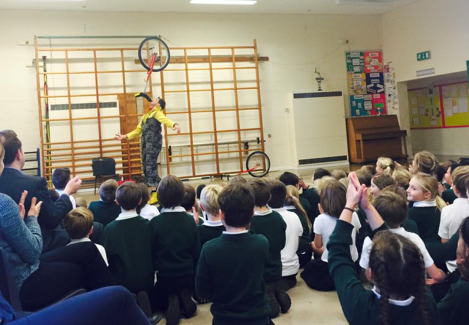 dingle-fingle-performing-for-kids-at-wingrave-school-6