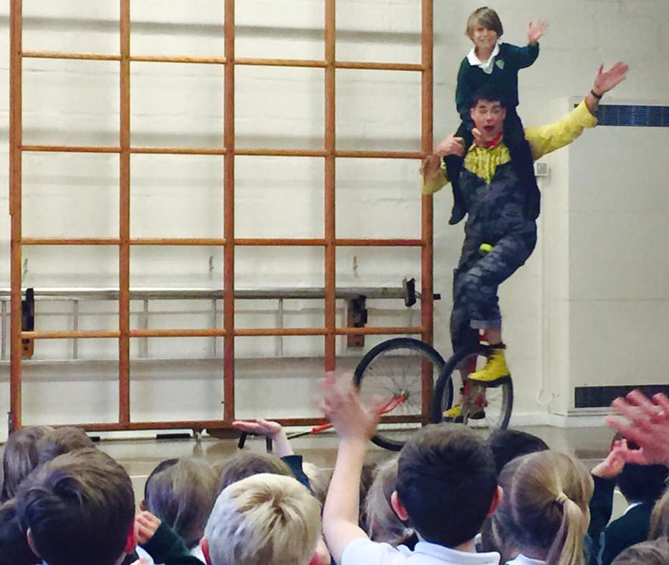dingle-fingle-performing-for-kids-at-wingrave-school-9